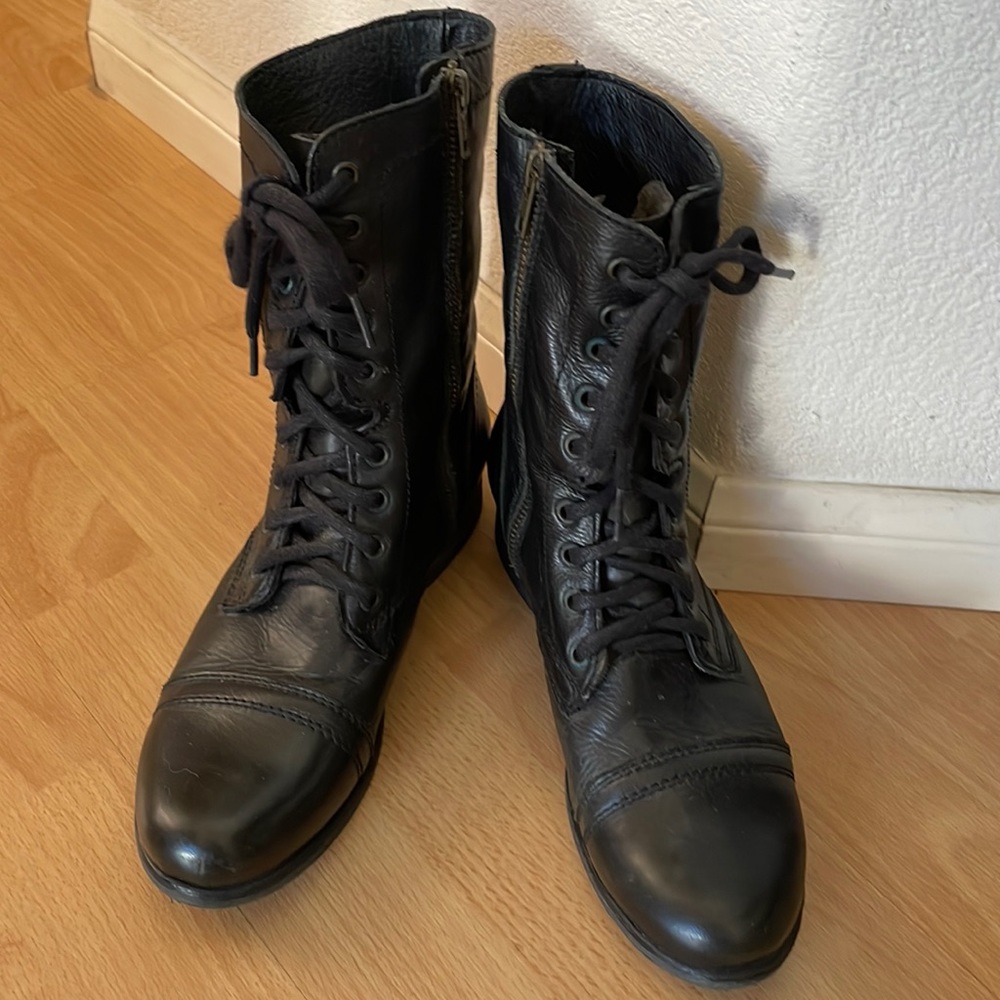 - Steve Madden size 8 lace up boots black